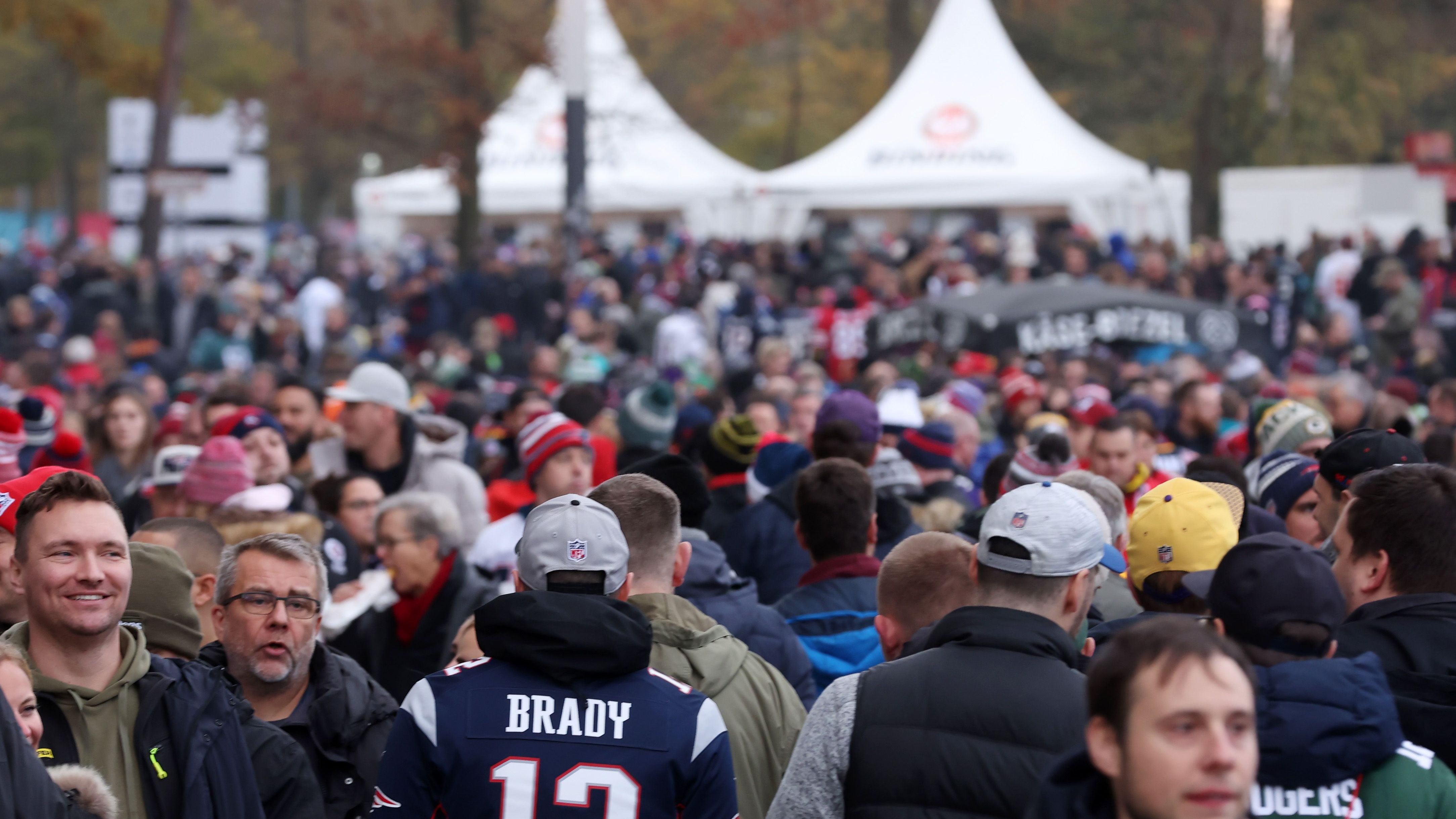 <strong>Tailgating in Frankfurt</strong><br>In Frankfurt war das Angebot immens. Auf dem riesigen Gelände vor dem Stadion (das sich für Tailgating auch einfach besser eignet als das vor der Allianz Arena) kehrten die bekannten Challenges zurück und wurden um neue wie Flag Football erweitert. Die Essens- und Getränkeauswahl war größer, zahlreiche Bierbänke waren für eine Sitzpause aufgebaut. Und auf einem Podium heizten zwei DJs und die Cheerleader beider Teams ein. <strong>Fazit: Verbesserung!</strong>