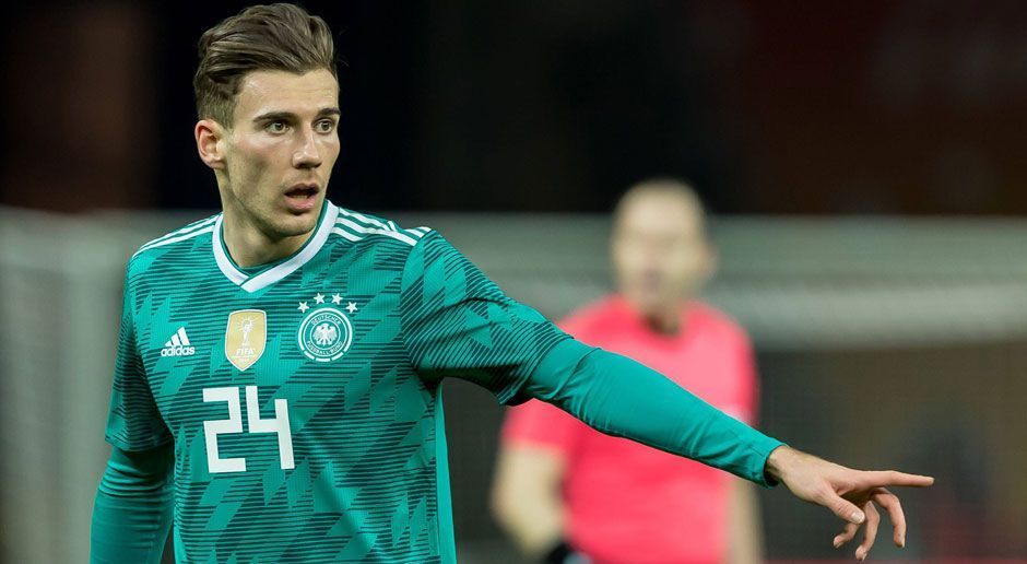 
                <strong>Leon Goretzka (FC Schalke 04)</strong><br>
                Wurde schon nach dem starken Confed-Cup in den WM-Kader geredet und hat seitdem nicht viele Gründe geliefert, ihn nicht zum Turnier nach Russland mitzunehmen. Für die Startelf wird es zwar nicht reichen, dafür sammelt er wichtige Erfahrungswerte für seine Entwicklung. Dennoch: Durch seine Variabilität könnte er Einsatzminuten bekommen.
              