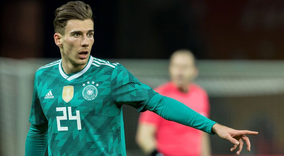 
                <strong>Leon Goretzka (FC Schalke 04)</strong><br>
                Wurde schon nach dem starken Confed-Cup in den WM-Kader geredet und hat seitdem nicht viele Gründe geliefert, ihn nicht zum Turnier nach Russland mitzunehmen. Für die Startelf wird es zwar nicht reichen, dafür sammelt er wichtige Erfahrungswerte für seine Entwicklung. Dennoch: Durch seine Variabilität könnte er Einsatzminuten bekommen.
              