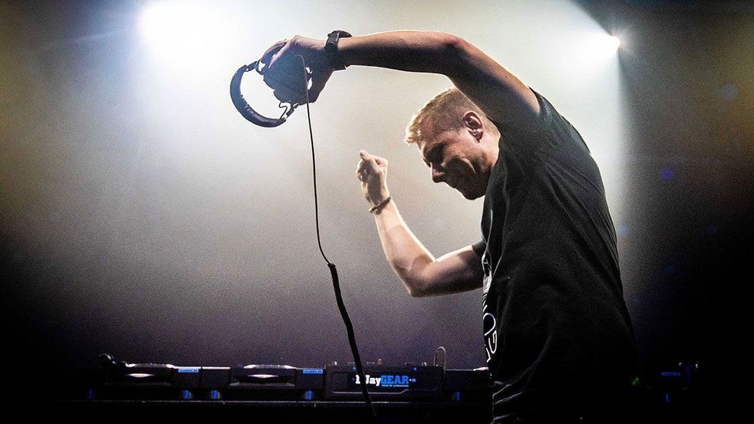 Der "King of Trance" erwartet euch als Headliner am zweiten Festival-Tag an der Mainstage auf dem Parookaville! Freut euch auf Trance-Music DJ Armin van Buuren. 