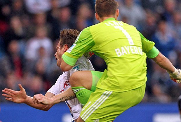 
                <strong>Hamburger vs. Bayer Leverkusen - das neue Hass-Duell der Bundesliga</strong><br>
                Das tut schon beim Hinsehen weh: Bayer-Keeper Bernd Leno räumt Marcell Jansen im Strafraum unglücklich ab und verpasst dem Mittelfeldmann eine volle Breitseite. Rafael van der Vaart verwandelt den fälligen Elfmeter traumwandlerisch sicher.
              