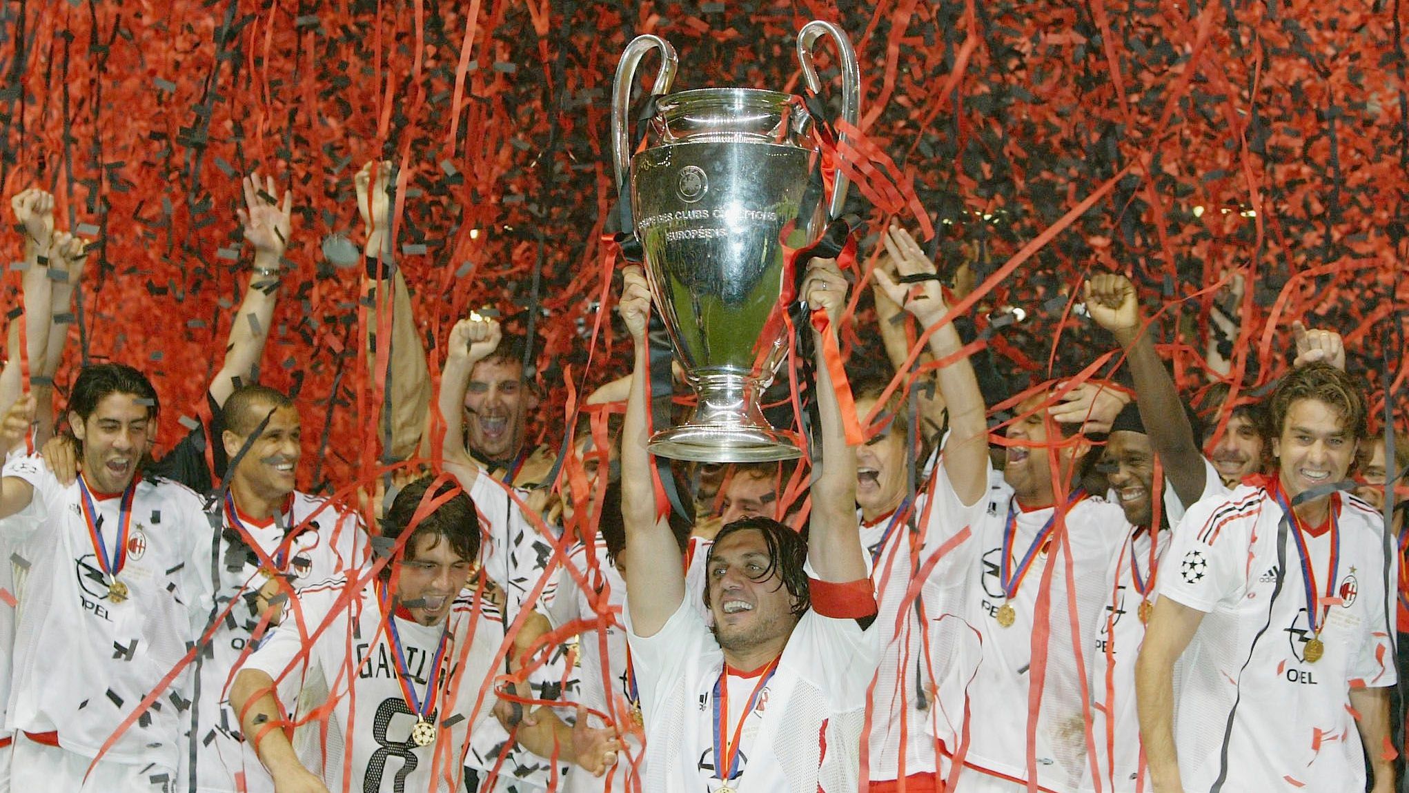 <strong>Champions League 2002/2003: AC Milan triumphiert zum sechsten Mal</strong><br>Im Sieger-Team des AC Mailand wimmelte es nur so von Fußball-Ikonen: Trainiert wurde die Mannschaft von Carlo Ancelotti, den Pokal hebt Vereinslegende Paolo Maldini in die Luft. Neben Schewtschenko und Dida liefen außerdem noch Rui Costa, Filippo Inzaghi, Clarence Seedorf, Andrea Pirlo, Alessandro Nesta und Gennaro Gattuso für Milan auf.&nbsp;