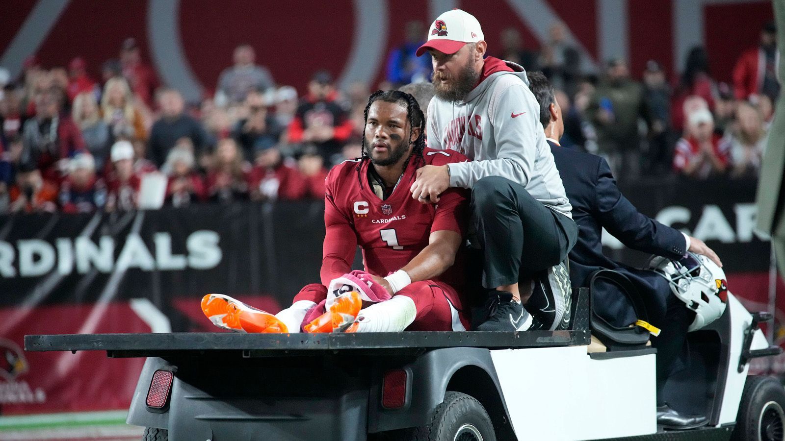 
                <strong>Kyler Murray (Arizona Cardinals)</strong><br>
                Das Verletzungspech der Arizona Cardinals hört nicht auf. Quarterback Kyler Murray verletzte sich im Spiel gegen die New England Patriots im dritten Play und musste mit dem Kart vom Feld gefahren werden. Nun haben die Arizona Cardinals offiziell mitgeteilt, dass Murray sich das Kreuzband gerissen hat. Das ergaben die MRT-Untersuchungen am heutigen Tag. Murray ging beim Versuch, ein neues First Down zu erlaufen, ohne Fremdeinwirkung zu Boden. Die Saison ist für ihn damit beendet.
              