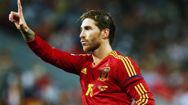 
                <strong>Innenverteidiger - Sergio Ramos (Spanien)</strong><br>
                Innenverteidiger - Sergio Ramos (Spanien): Der aktuelle Real-Kapitän ist ein ähnlicher Titelsammler wie Casillas. Das Duo holte zusammen zwischen 2008 und 2014 alle drei möglichen Titel mit der Nationalmannschaft. 2012 bildete Ramos zusammen mit Barcelonas Gerard Pique ein überragendes Innenverteidiger-Duo und war somit mitverantwortlich für den Titelgewinn Spaniens, das in fünf von sechs Spielen ohne Gegentreffer blieb.
              