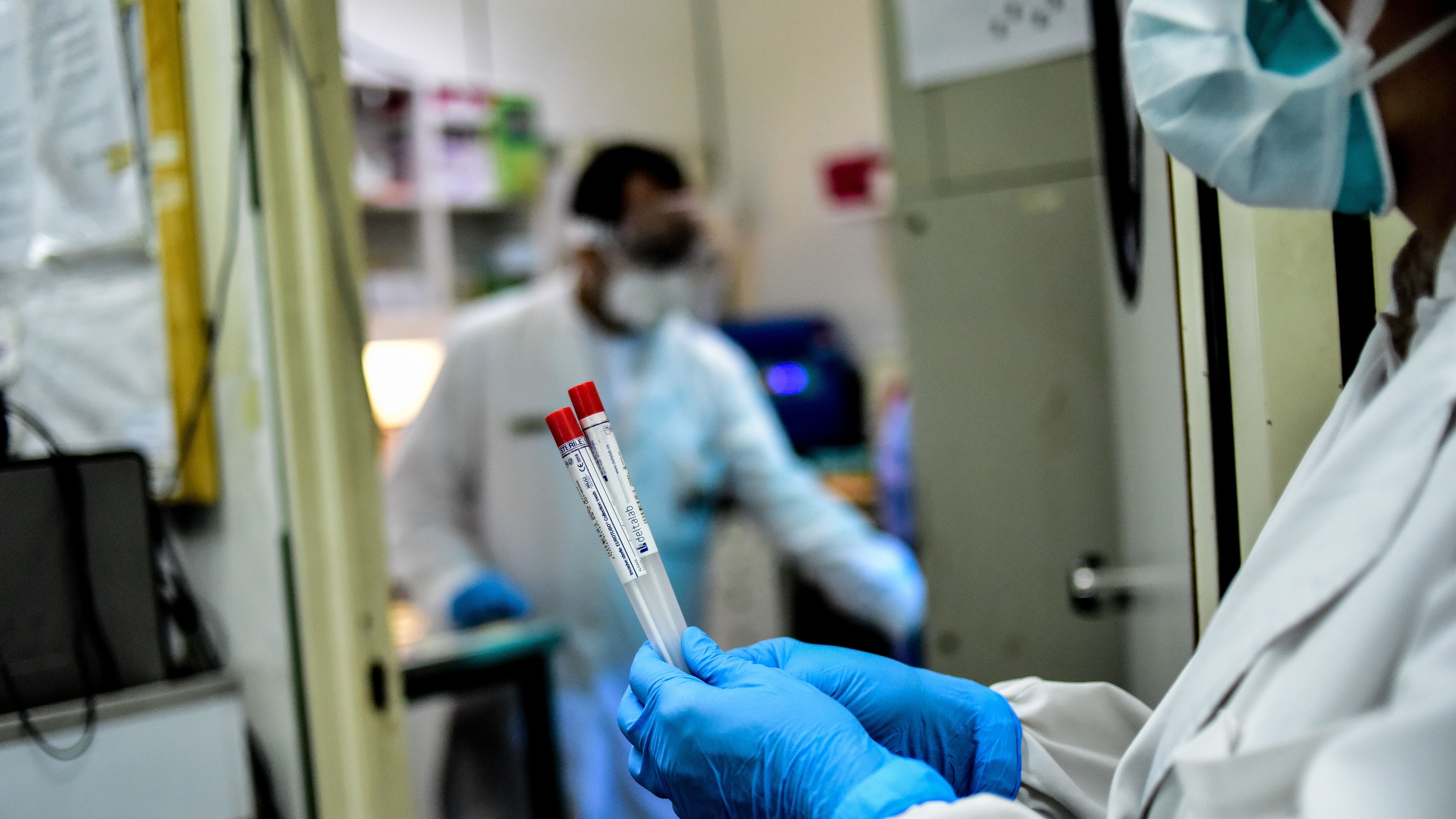 
                <strong>Ablauf der Corona-Tests in den Teameinrichtungen</strong><br>
                Kehrt ein Spieler nach positivem Test auf COVID-19 und entsprechender Genesung zum Team zurück, greifen weitere Vorsichtsmaßnahmen einschließlich einer zusätzlichen Herzuntersuchung. Dies gilt auch für Spieler, die positiv auf Antikörper getestet wurden.
              