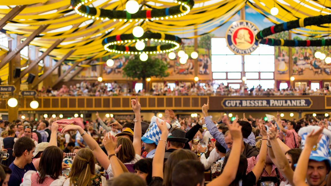 Traditionell gute Laune herrscht im Bierzelt schon bei der ersten Wiesnmaß.