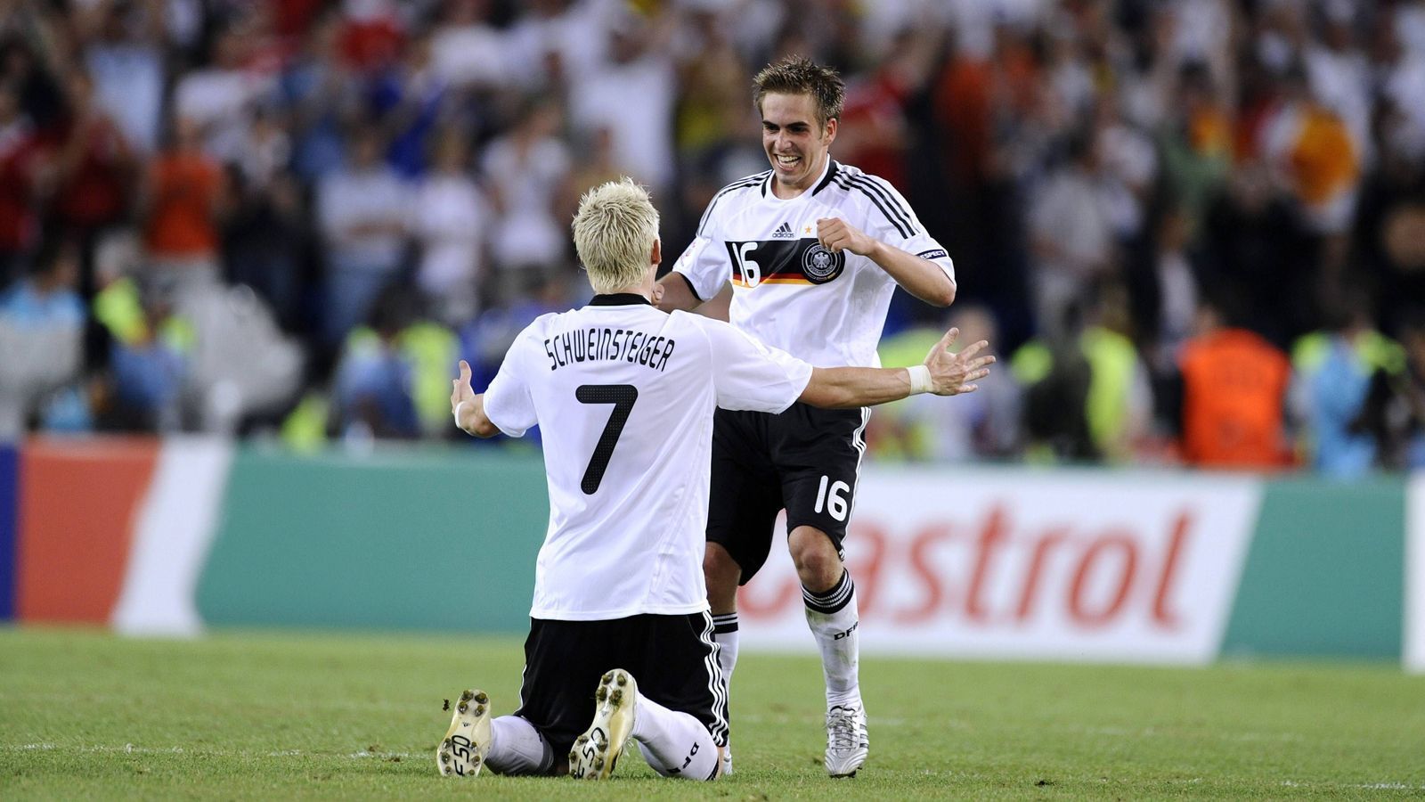 
                <strong>Schweinsteiger und Lahm - Das Erfolgs-Duo</strong><br>
                Beim FC Bayern und in der Nationalmannschaft ist es Philipp Lahm, mit dem er ab 2005 das prägende Duo der Zukunft bildet. Im DFB-Team übernimmt Schweinsteiger immer mehr eine Führungsrolle. Bei der EM 2008 ist er im Viertelfinale gegen seinen Lieblingsgegner Portugal wieder an allen drei deutschen Toren beteiligt. Im ersten Spiel nach der EM trägt er erstmals die Kapitänsbinde.
              