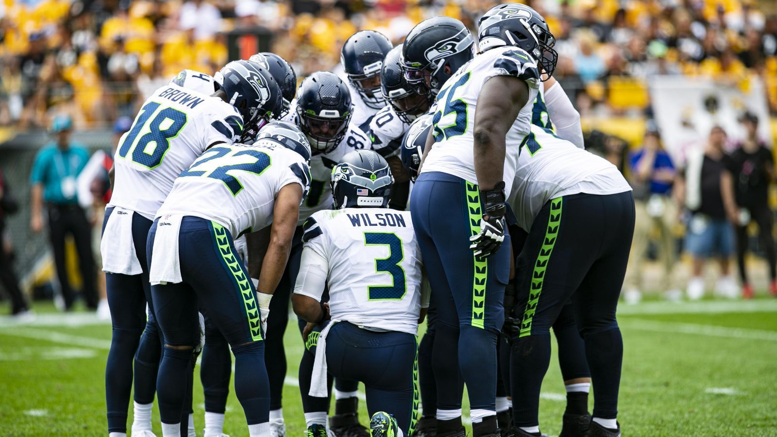 
                <strong>Seattle Seahawks</strong><br>
                Knapp 40 Minuten später entschieden sich auch die Spieler der Seattle Seahawks für einen Verzicht der Präsenz-Workouts. "Während viele Staaten in diesem Land noch immer steigende Covid-19-Zahlen melden, glauben wir, dass eine virtuelle Offseason zum Schutz aller am besten ist", heißt es vonseiten der Akteure. 
              