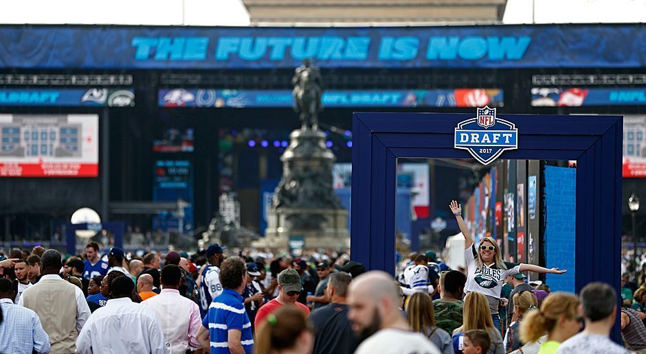 
                <strong>Zuschauermagnet NFL Draft</strong><br>
                Mit 270.000 Besuchern peilen die gastgebenden Dallas Cowboys beim Draft in Arlington einen neuen Zuschauerrekord an. Bislang hielten diesen die Cowboys-Rivalen aus Philadelphia mit der Veranstaltung 2017 (250.000 Fans).
              
