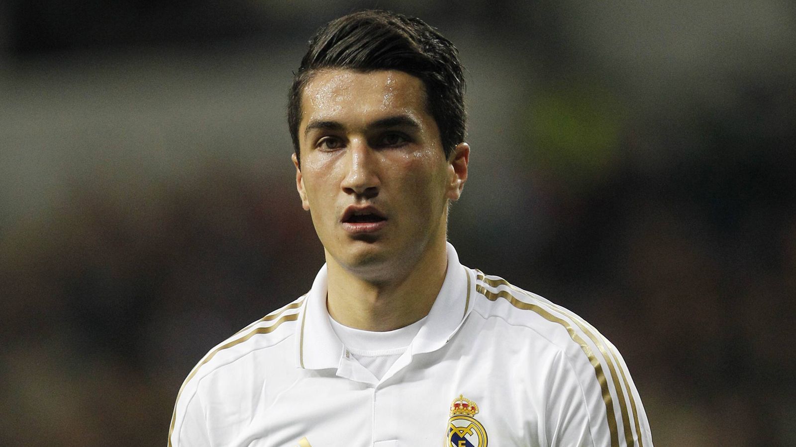 
                <strong>Nuri Sahin (ehemals Real Madrid)</strong><br>
                ... auch ohne Ballon d'Or verdiente Sahin bei den "Königlichen" keinesfalls schlecht. Sein Jahresgehalt soll bei etwa 4,7 Millionen Euro gelegen haben. Insgesamt sollte der Kontrakt über sechs Jahre laufen, doch schon nach zwölf Monaten flüchtete der damals 23-Jährige zum FC Liverpool. Nur ein halbes Jahr später kehrte Sahin zum BVB zurück und ließ sich damit eine generelle Gehaltserhöhung entgehen: Bei Real wäre seine Gage in der zweiten Saison angeblich auf knapp 5,5 Millionen Euro angestiegen.
              