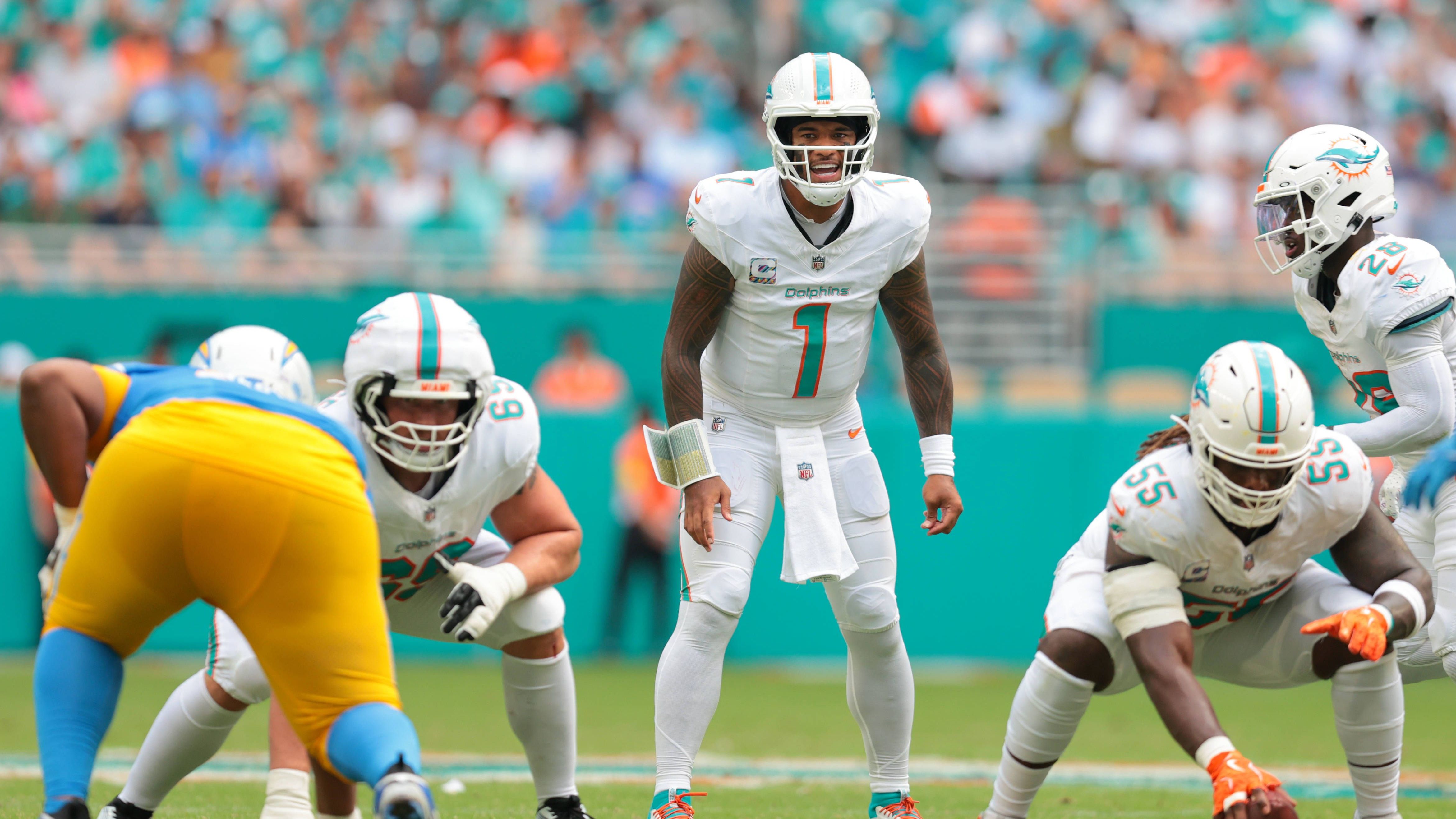 <strong>Platz 26: Tua Tagovailoa (Miami Dolphins)</strong> <br>Apropos Tua und Interceptions. Gegen die Los Angeles Chargers wurde Miamis Quarterback seinem Spitznamen "Tua Turndaballova" mal wieder mehr als gerechet, servierte dem Gegner den Ball gleich dreimal auf dem Silvertablett. Ja, die Probleme der Dolphins liegen tiefer. Aber Tagovailoa hilft gerade auch wirklich nicht.