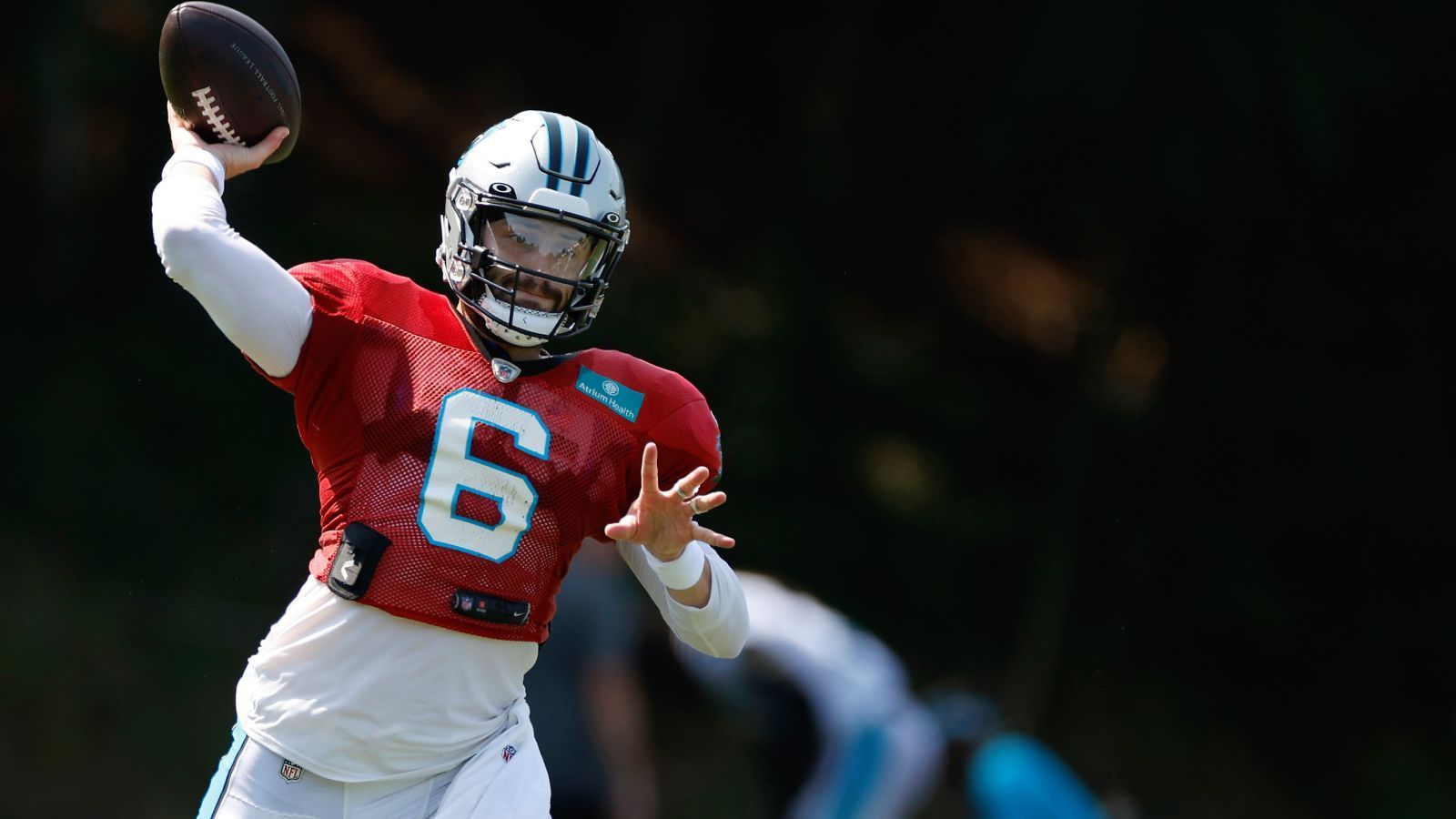 
                <strong>Verlierer: Baker Mayfield (Carolina Panthers)</strong><br>
                Die Fans in Charlotte waren nahezu aus dem Häuschen, als Baker Mayfield zum ersten Mal auf den Trainingsplatz der Panthers marschierte. Noch gehen alle Experten davon aus, dass er der Starting Quarterback wird. Bei den im Camp gezeigten Leistungen jedoch liegt sein Konkurrent Sam Darnold vorne. Bei einem Sieben-gegen-Sieben-Drill brachte Darnold fast alle Pässe für vier Touchdowns an, Mayfield warf die Hälfte seiner Pässe daneben, inklusive einer Interception und keinem Touchdown. Ein schwieriger Start für den ehemaligen Browns-Spielmacher.
              