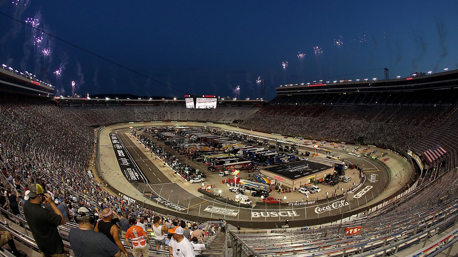 
                <strong>Trotz Coronavirus-Alarm: 20.000 Fans bei der NASCAR</strong><br>
                Immerhin 30.000 Menschen waren offiziell zugelassen, "The Last Great Colosseum" bietet Platz für 140.000 Fans. Es war die größte Zuschaueranzahl bei einer Sportveranstaltung in den USA seit März.
              