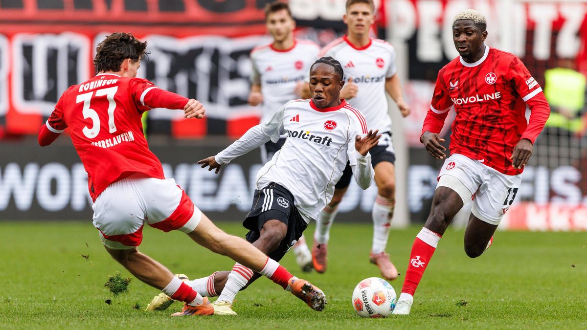 Mohamed Ali Zoma (1.FC Nuernberg) im Zweikampf mit Leon Robinson (1.FC Kaiserslautern) und Afeez Aremu (1.FC Kaiserslautern), 1. FC Kaiserslautern vs 1. FC Nuernberg, Fussball, 2. Bundesliga, 8.Spi...