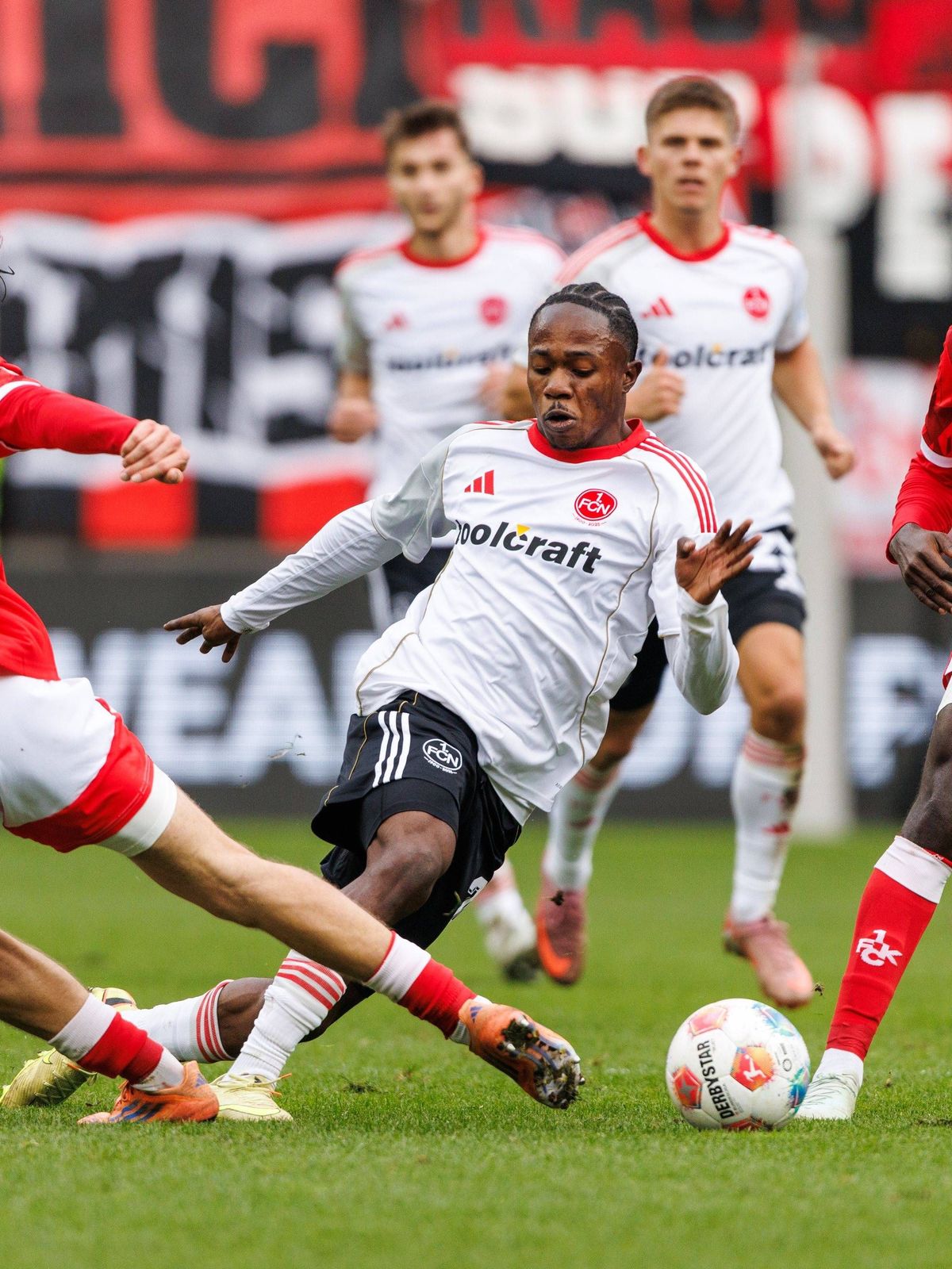 Mohamed Ali Zoma (1.FC Nuernberg) im Zweikampf mit Leon Robinson (1.FC Kaiserslautern) und Afeez Aremu (1.FC Kaiserslautern), 1. FC Kaiserslautern vs 1. FC Nuernberg, Fussball, 2. Bundesliga, 8.Spi...