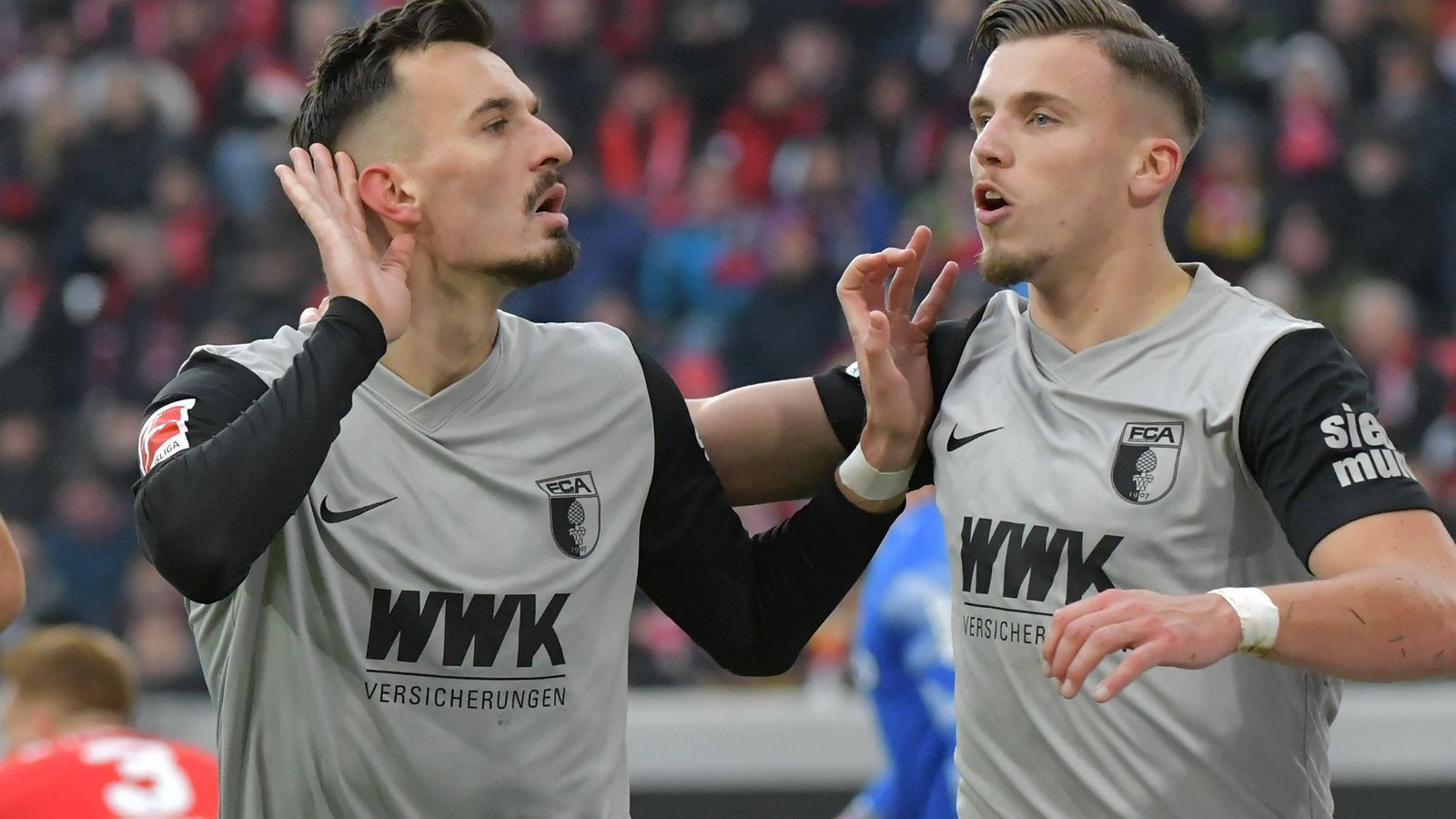 
                <strong>Verlierer: Merghim Berisha (FC Augsburg)</strong><br>
                Der Augsburger Stürmer erzielte beim 1:3 in Freiburg das zwischenzeitliche 1:1 – immerhin. Doch Berisha provozierte das Freiburger Publikum mit der "Ich kann euch nicht hören"-Geste, indem er die Hände hinter die Ohren legte. Die Anhänger waren sauer, die Freiburger auch. Das 2:1 fiel postwendend. "Man muss den Gegner nicht nochmal extra provozieren", kritisierte Kapitän Jeffrey Gouweleeuw Berishas Aktion. "Wir müssen lernen, dass es unnötig ist, jeden nochmal extra zu provozieren und Motivation zu geben. Das ist nicht nötig, Auswärtsspiele sind so oder so schwierig genug."
              