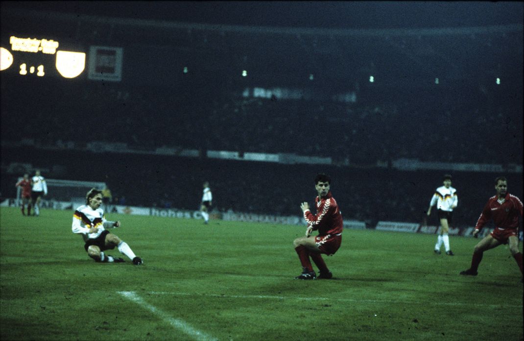 WM Qualifikationsspiel: Deutschland - Wales (2:1 15.11.1989) in Köln. Tor zum 2:1 durch Thomas Häßler (links).
