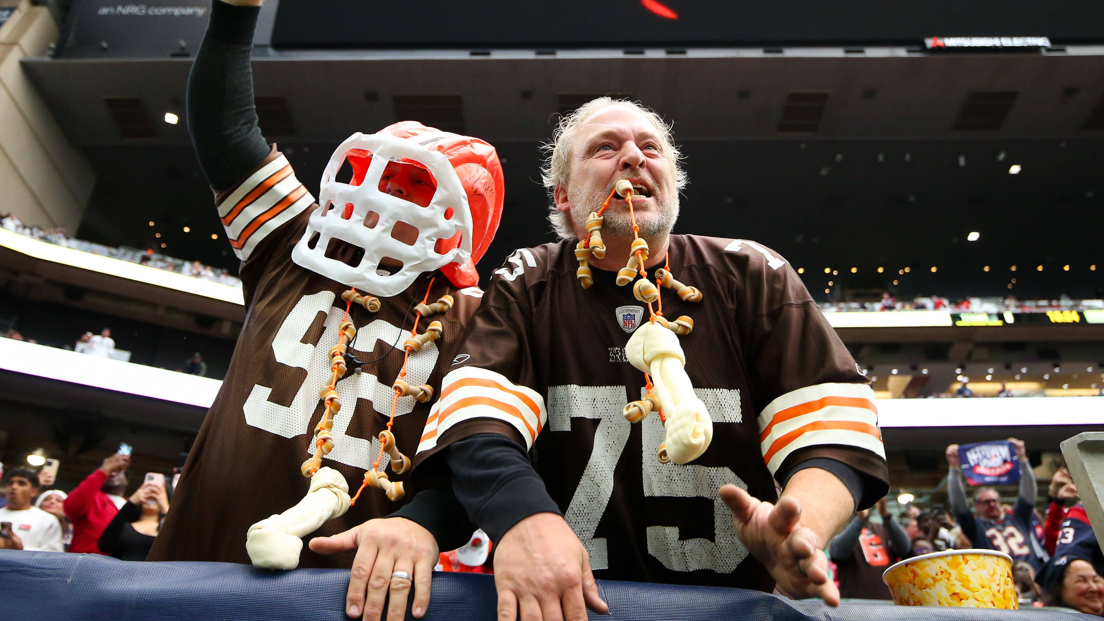 <strong>Stadionbesuch bei den Cleveland Browns: 387,55 US-Dollar</strong> <br>Billigstes Ticket (vier Stück): 319,55 US-Dollar <br>Parkplatz: 30 US-Dollar <br>Bier (zwei Flaschen): 14 US-Dollar<br>Wasser (zwei Flaschen): 11 US-Dollar <br>Hot Dogs (vier Stück): 13 US-Dollar