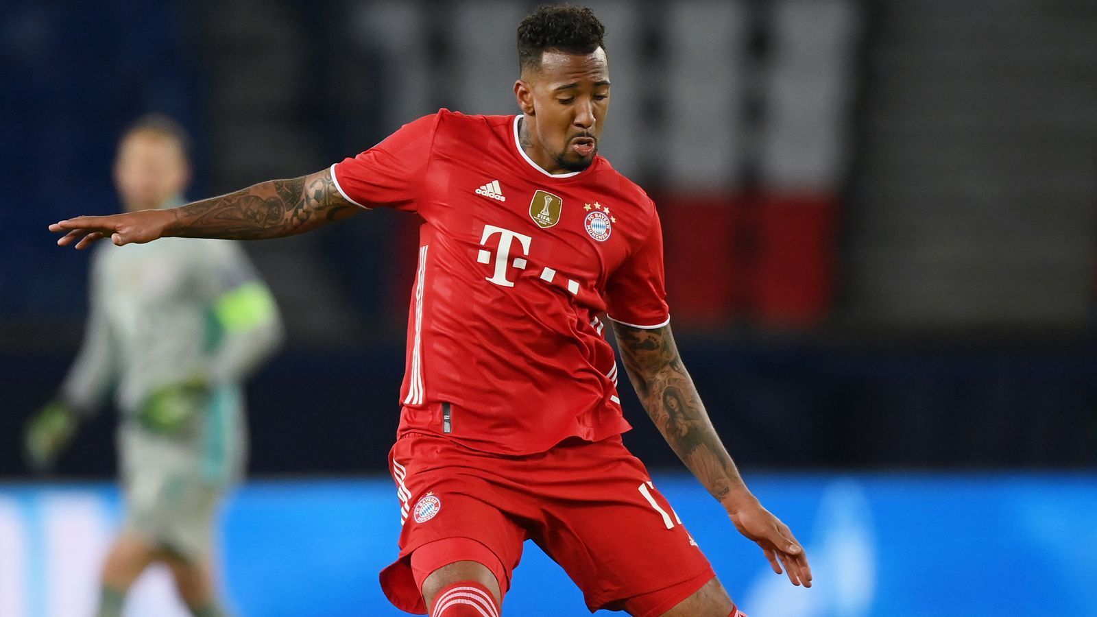 
                <strong>Jerome Boateng</strong><br>
                ... auch Jerome Boateng muss den Verein verlassen, wenn auch "durch das große Tor", wie Salihamidzic beteuerte. Die Frage lautet: Noch einen Innenverteidiger holen oder nicht? Neben Rechtsfuß Upamecano soll Linksfuß Lucas Hernandez in der kommenden Saison den französisch-bayerischen Defensivwall bilden, er soll nach einer guten Saison unterstreichen, dass er die 80 Millionen Euro an Ablöse tatsächlich wert ist. Dahinter stehen mit Tanguy Nianzou und ...
              