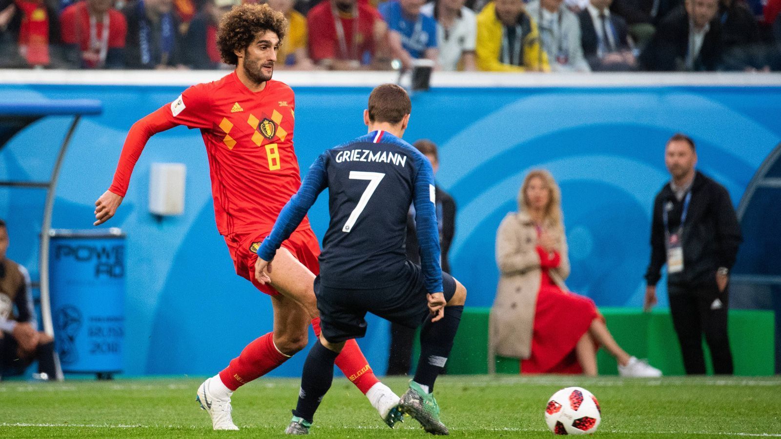 
                <strong>Marouane Fellaini</strong><br>
                Defensiv in der ersten Hälfte gut, offensiv aber immer wieder mit Fehlpässen. Haut sich gewohnt in jeden Zweikampf und zerstört so viele Angriffsversuche der Franzosen. Aber: Beim 0:1 lässt er erst Umtiti entwischen und verliert dann das Kopfballduell. Hätte zehn Minuten später seinen Fehler fast mit einem Kopfballtor ausgebügelt. So bleibt er die tragische Figur. ran-Note: 4
              