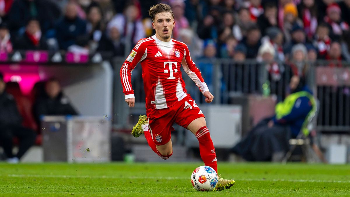 29.11.2025, Fussball Bundesliga 2025 2026, 12.Spieltag, FC Bayern München - FC St. Pauli, in der Allianz-Arena München, Lennart Karl (FC Bayern München) am Ball *** 29 11 2025, Soccer Bundesliga 20...