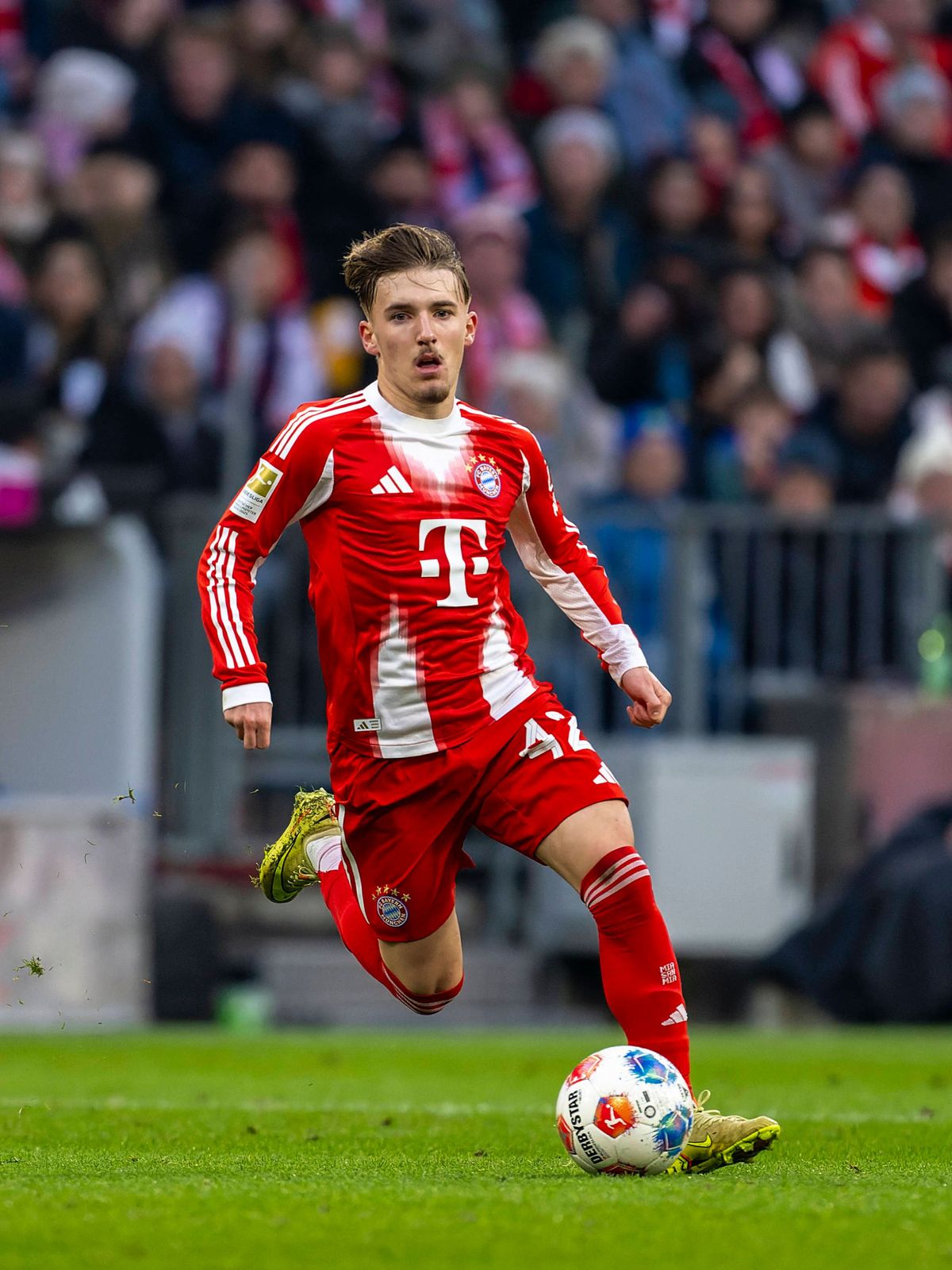 29.11.2025, Fussball Bundesliga 2025 2026, 12.Spieltag, FC Bayern München - FC St. Pauli, in der Allianz-Arena München, Lennart Karl (FC Bayern München) am Ball *** 29 11 2025, Soccer Bundesliga 20...