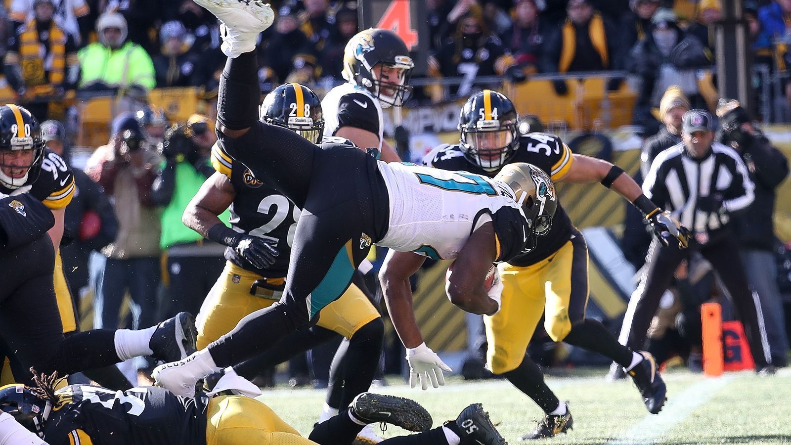 
                <strong>14. Januar 2018 Jacksonville Jaguars at Pittsburgh Steelers (Divisional Round)</strong><br>
                Running Back Leonard Fournette (Foto) wurde in seiner Rookie-Saison zum Helden der Jacksonville Jaguars, als er im Heinz Field der Pittsburgh Steelers drei Touchdowns erlief und so den 45:42-Sieg in einem spektakulären Spiel sicherte. Es war eine Sensation: Die Jaguars waren zuvor neun Jahre am Stück nicht in den Playoffs gewesen, während die Steelers mit Le'Veon Bell, Antonio Brown und Ben Roethlisberger in der Offense als heißer Super-Bowl-Kandidat galten. Jacksonville kam dennoch weiter, scheiterte aber eine Woche später an den Patriots.
              