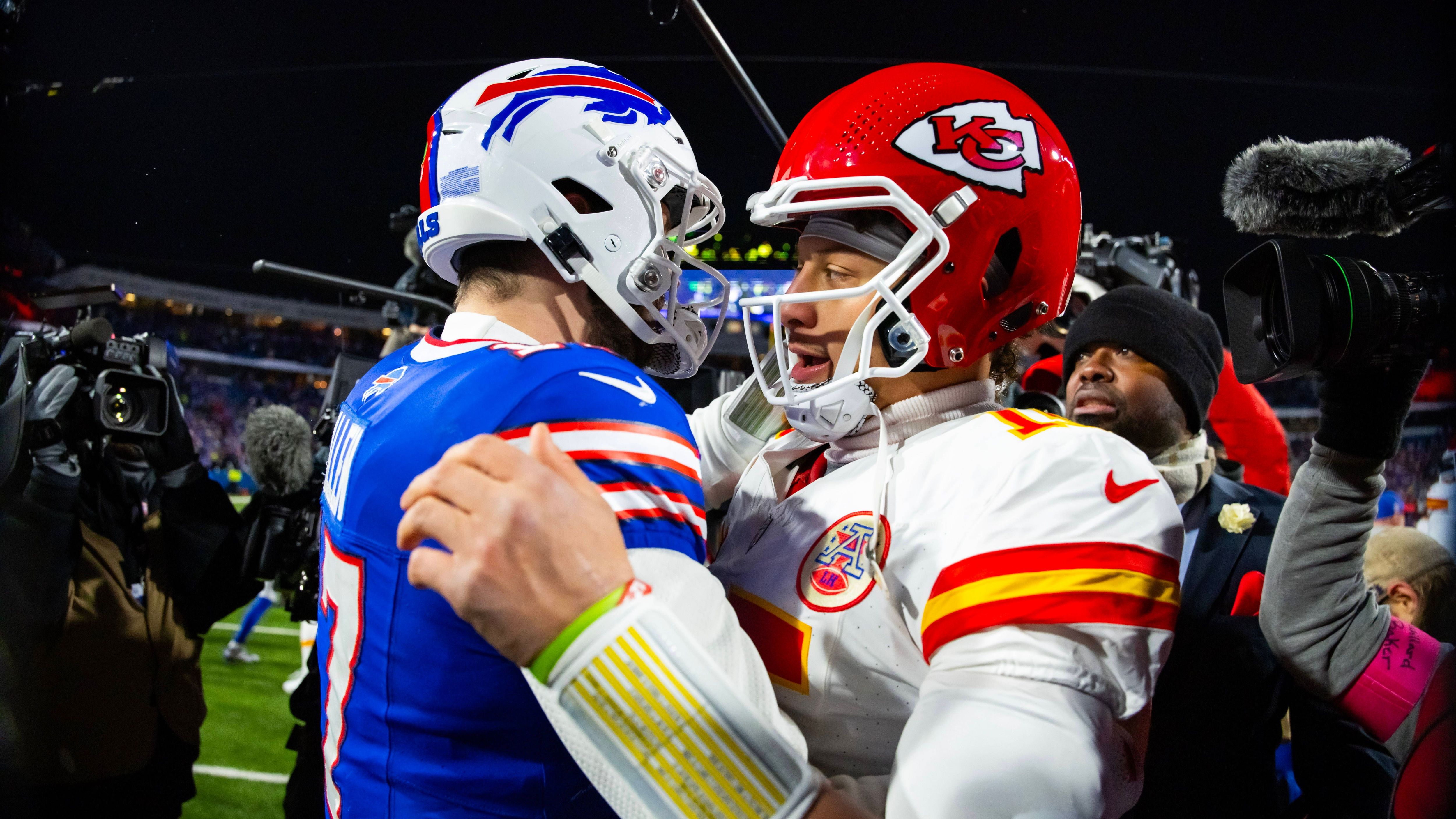 <strong>NFL 2025: Wer wird MVP?</strong><br><em>In der vergangenen Regular Season ging der Award erstmals an Josh Allen von den Buffalo Bills. Auch 2025 ist er vorne dabei, am Sonntag kommt es zum Duell mit dem Topfavoriten Patrick Mahomes. Wie sehen die Quoten der Buchmacher aktuell aus? Wir zeigen die größten Favoriten auf den MVP-Award 2025 in der <a href="https://www.ran.de/sports/american-football/nfl">NFL</a>. (Stand: 1.11.2025 - Quelle: FanDuel Sportsbook)</em>