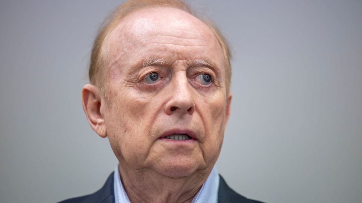 Alfons Schuhbeck steht im Gerichtssaal des Landgericht München I.