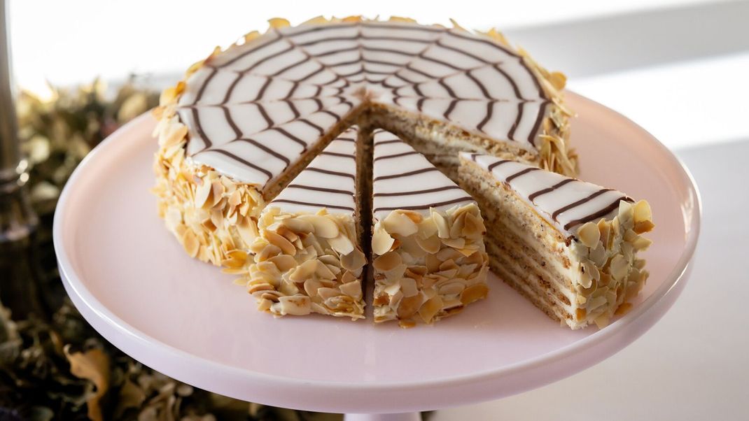 Torte mit Haselnuss-Biskuit-Böden und deutscher Buttercreme