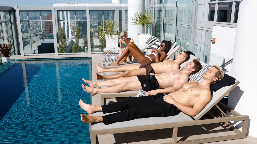 Die Models genießen die Sonne in der Modelvilla.