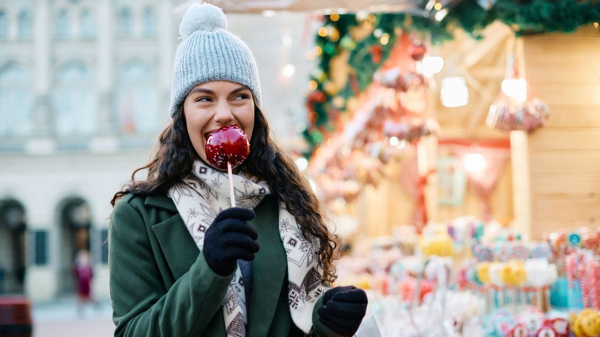 Snacks und Getränke auf dem Weihnachtsmarkt