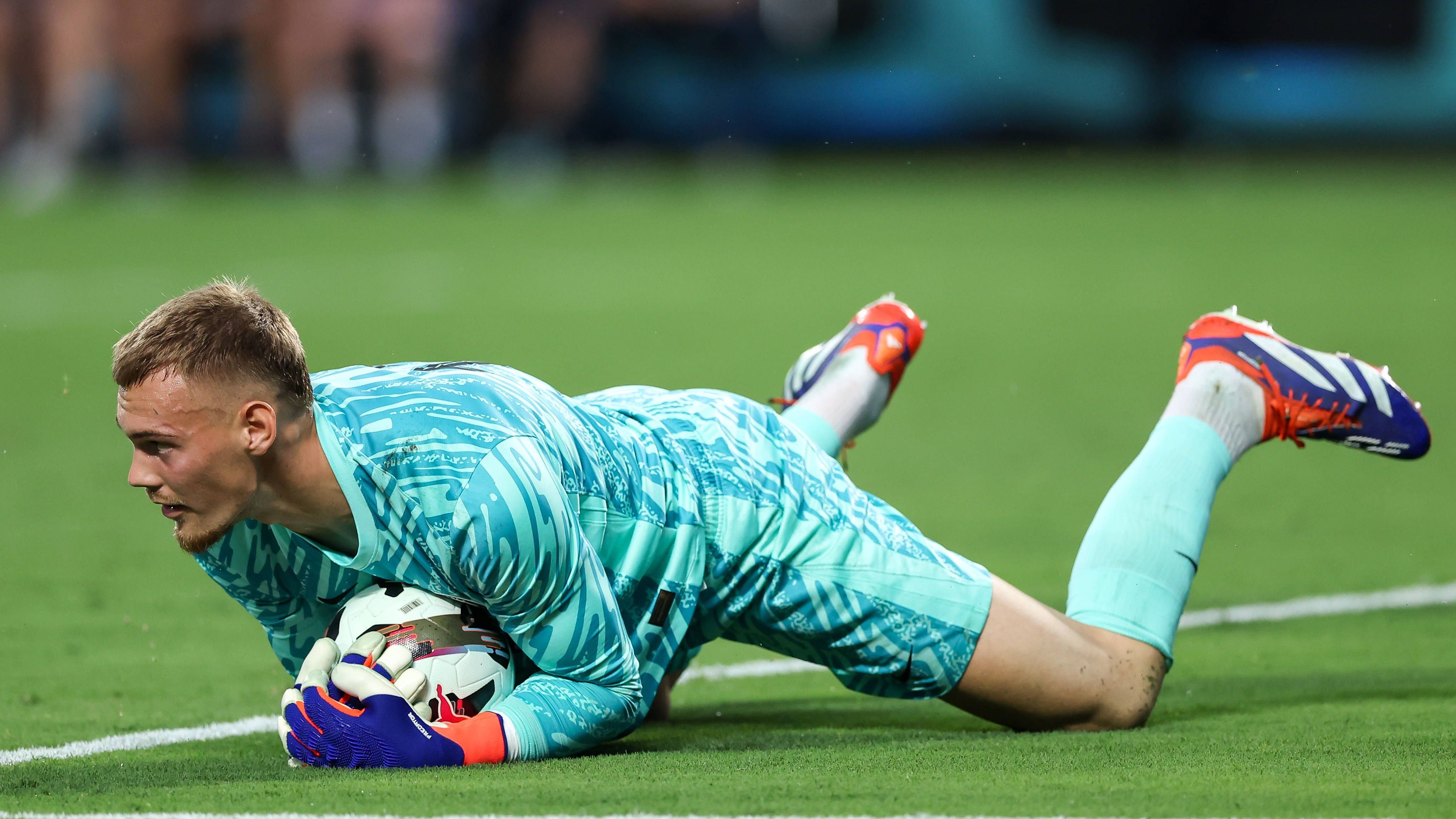 <strong>Erneuter Transfer-Irrsinn beim FC Chelsea</strong><br>Das größte Kuriosum ist das der acht (!) Torhüter. Mit Filip Jörgensen schnappte man für satte 24 Millionen Euro eben mal dem FC Villareal den Stammkeeper weg. Und das, um ihn wahrscheinlich auf die Bank zu setzen. Im letzten Testspiel vor dem PL-Start stand nämlich Robert Sanchez zwischen den Pfosten. Mit 80-Millionen-Mann Kepa und Djordje Petrovic hat man zudem zwei weitere hochklassige Optionen. Immerhin verlieh man mit Slonina und Beach noch zwei Keeper.