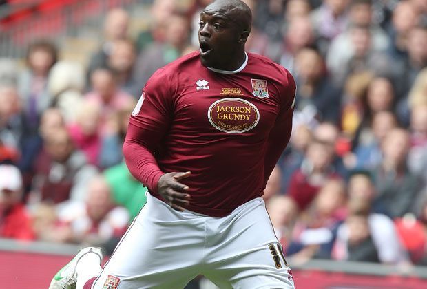 
                <strong>Adebayo Akinfenwa</strong><br>
                Was für ein Schrank! 110 Kilogramm bringt der englisch-nigerianische Stürmer Adebayo Akinfenwa bei 1,80 Meter Körpergröße auf die Waage.
              