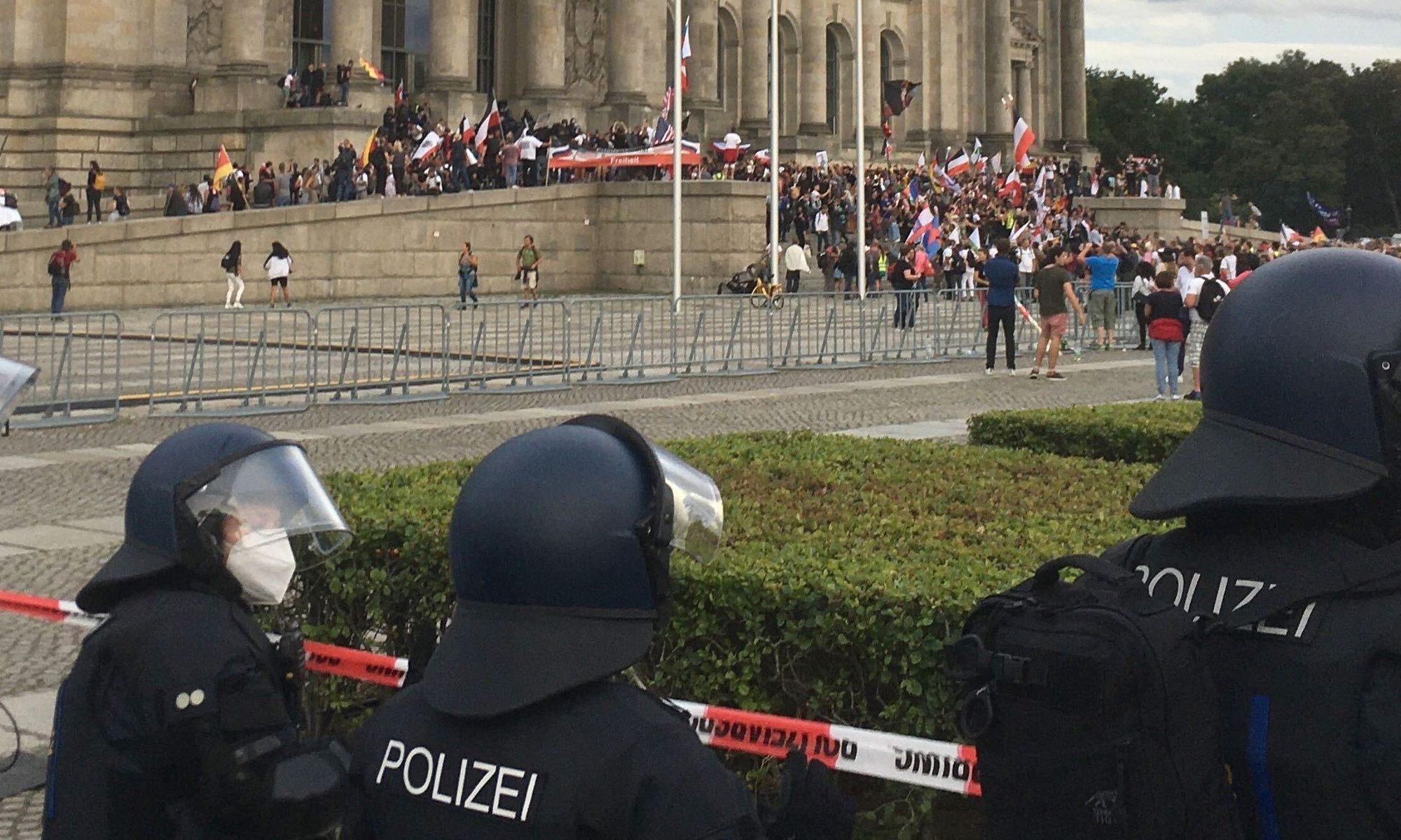 Demonstranten Stürmen Durch Absperrung Auf Reichstagstreppe