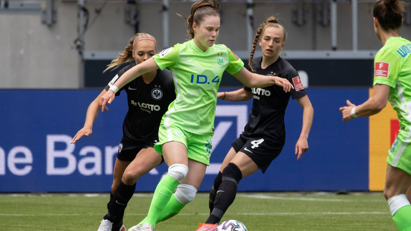 
                <strong>Sonntag, 16 Uhr: DFB-Pokal Finale der Frauen</strong><br>
                Die Fußballwoche der Endspiele endet, wo sie begonnen hat: im RheinEnergieStadion in Köln. Dort treffen im Finale des DFB-Pokals der Frauen Eintracht Frankfurt und der VfL Wolfsburg aufeinander (im Liveticker). Die Wolfsburgerinnen könnten den Pokal zum siebten Mal in Folge stemmen. Die Frauen von Eintracht Frankfurt haben diesen Titel noch nie gewonnen.
              