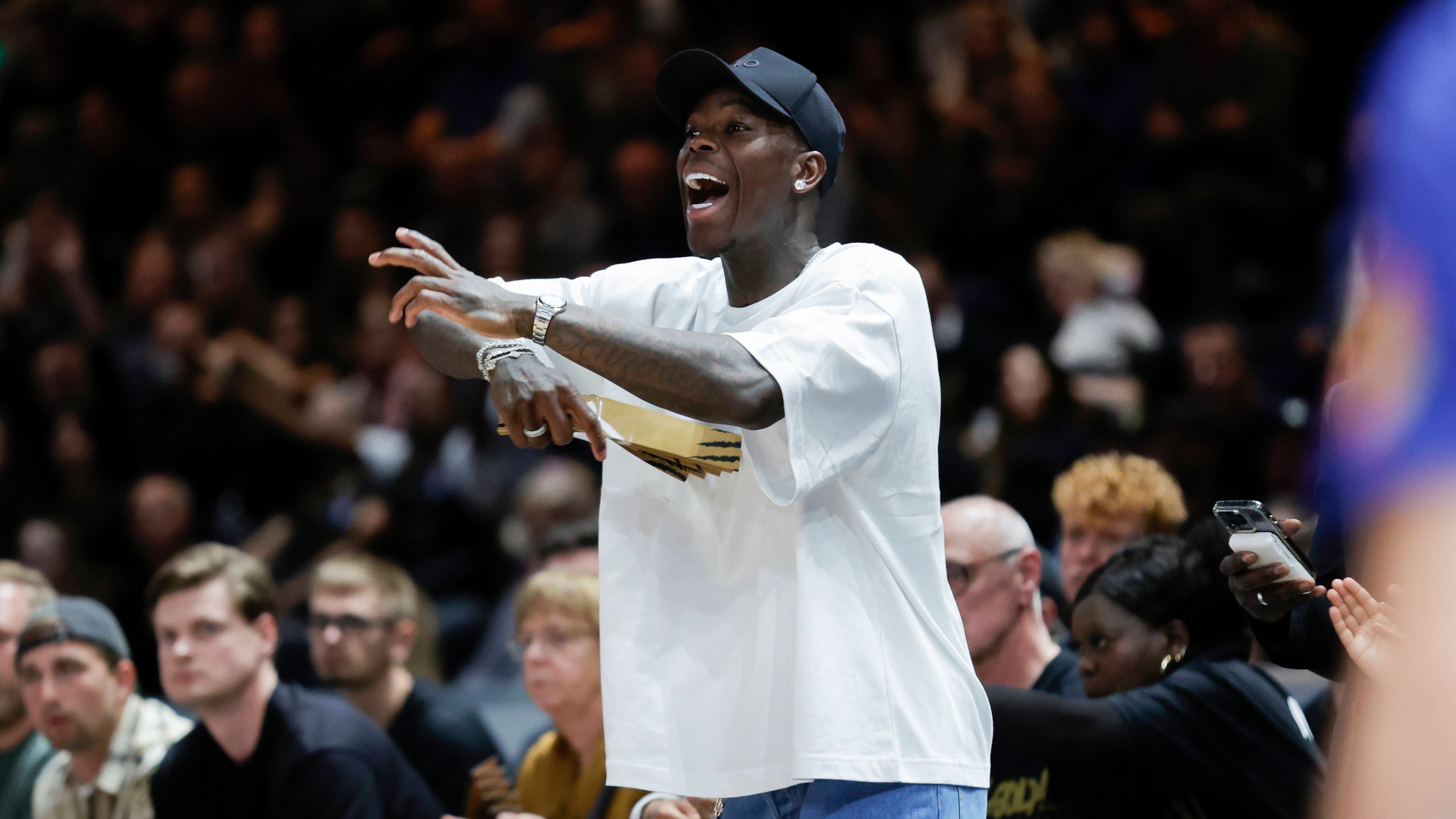 <strong>Sacramento Kings (ab 2025)</strong><br>Doch dabei sollte es nicht bleiben. Dennis Schröder wurde mit 32 Jahren nochmal Unrestricted Free Agent und entschied sich für einen Wechsel nach Kalifornien. Der Point Guard soll laut "The Athletic" bei den Sacramento Kings unterschrieben haben. Gehalt und Vertragsdauer sind noch unklar.