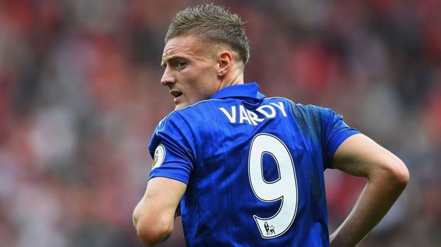 
                <strong>Platz 4: Jamie Vardy (Leicester City) - 35,10 km/h</strong><br>
                Ein Schinken-Käse-Omelett mit Bohnen, ein doppelter Espresso und zahllose Red Bull als Spielvorbereitung. Ja, das klingt eklig, hilft Jamie Vardy aber laut eigener Aussage, um auf dem Platz "herumzurennen wie ein Spinner". Angesichts dieser Top-Geschwindigkeit sollten die Ernährungswissenschaftler der Klubs wohl wirklich mal ihr Konzept überdenken …
              