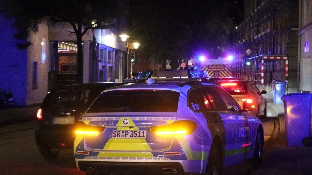 Einsatzkräfte der Polizei sind im niederbayerischen Deggendorf im Einsatz.
