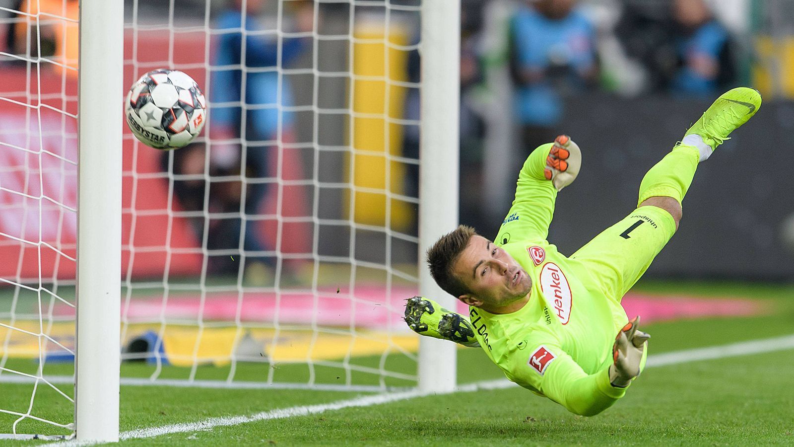 
                <strong>Bitter! Keeper Michael Rensing mit Negativ-Rekord bei Elfmetern</strong><br>
                Fortuna Düsseldorfs Torhüter Michael Rensing ist derzeit nicht zu beneiden. Der Schlussmann des Aufsteigers steht derzeit in der Schießbude der Bundesliga (24 Gegentreffer, nur Stuttgart hat genauso viele kassiert) und stellte zuletzt bei der 0:3-Niederlage in Gladbach auch noch einen Negativ-Rekord in Sachen Elfmetern auf. Thorgan Hazards Führungstreffer per Strafstoß war der 20. Elfmeter in der Bundesliga gegen Rensing - alle waren drin! Damit löste der frühere Bayern-Keeper seinen einstigen Torwarttrainer Sepp Maier in dieser Negativ-Statistik ab, der 19 Elfmetertore in Folge hinnehmen musste, ehe ein Strafstoß mal nicht verwandelt wurde. (Quelle: optafranz/twitter)
              