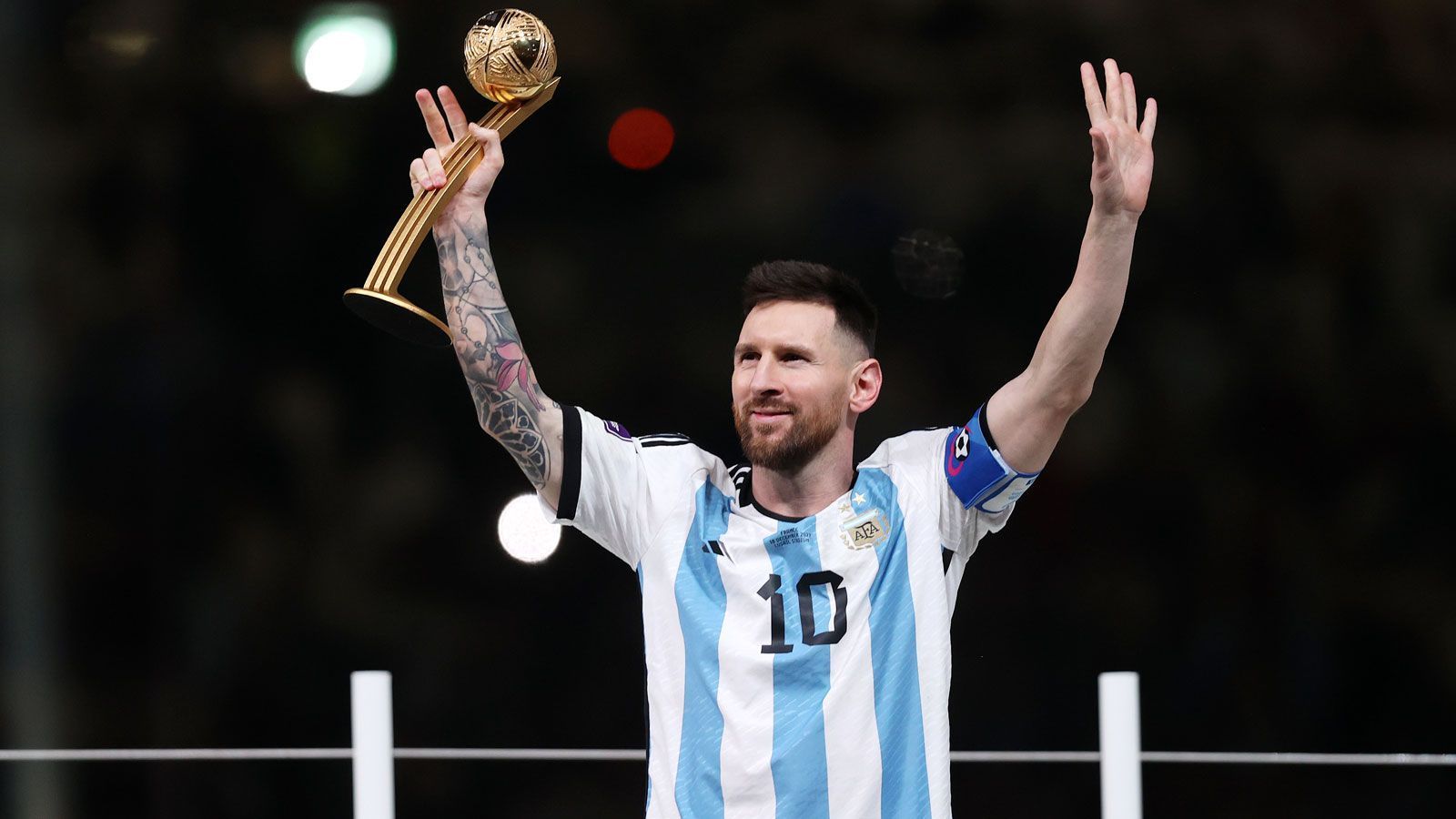 
                <strong>Bester Spieler: Lionel Messi (Argentinien)</strong><br>
                Die Auszeichnung als bester Spieler geht erwartungsgemäß an Lionel Messi, der sieben Tore und drei Vorlagen zum WM-Titel beisteuerte. Erstmals in seiner Karriere traf er in K.o.-Spielen einer Weltmeisterschaft. Der Argentinier ist damit der erste Spieler, der diesen Preis zum zweiten Mal einheimste, denn schon 2014 wurde er ausgezeichnet. 2018 behauptete sich der Kroate Luka Modric.
              