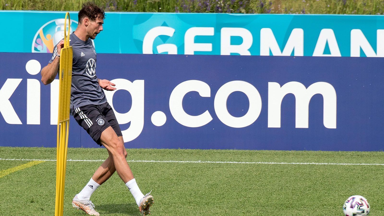 
                <strong>Leon Goretzka</strong><br>
                In der 73. Minute für Havertz eingewechselt, feiert der Bayern-Star sein Comeback in der DFB-Elf nach langer Verletzungspause. Ohne Note.
              