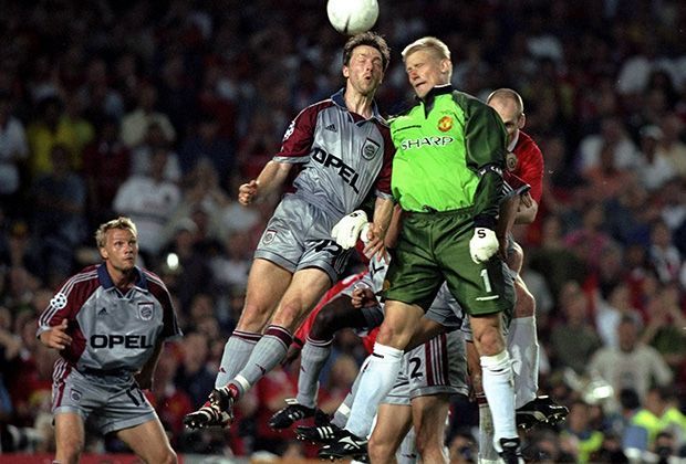 
                <strong>Peter Schmeichel (Dänemark)</strong><br>
                Platz 4: Nach van der Sar und Barthez schon der dritte ManUtd-Keeper in Sommers Auswahl. Der Däne stand von 1991 bis 1999 im Tor der Red Devils und holte in seiner letzten Saison in Manchester die Champions League - im denkwürdigen Finale gegen den FC Bayern.
              