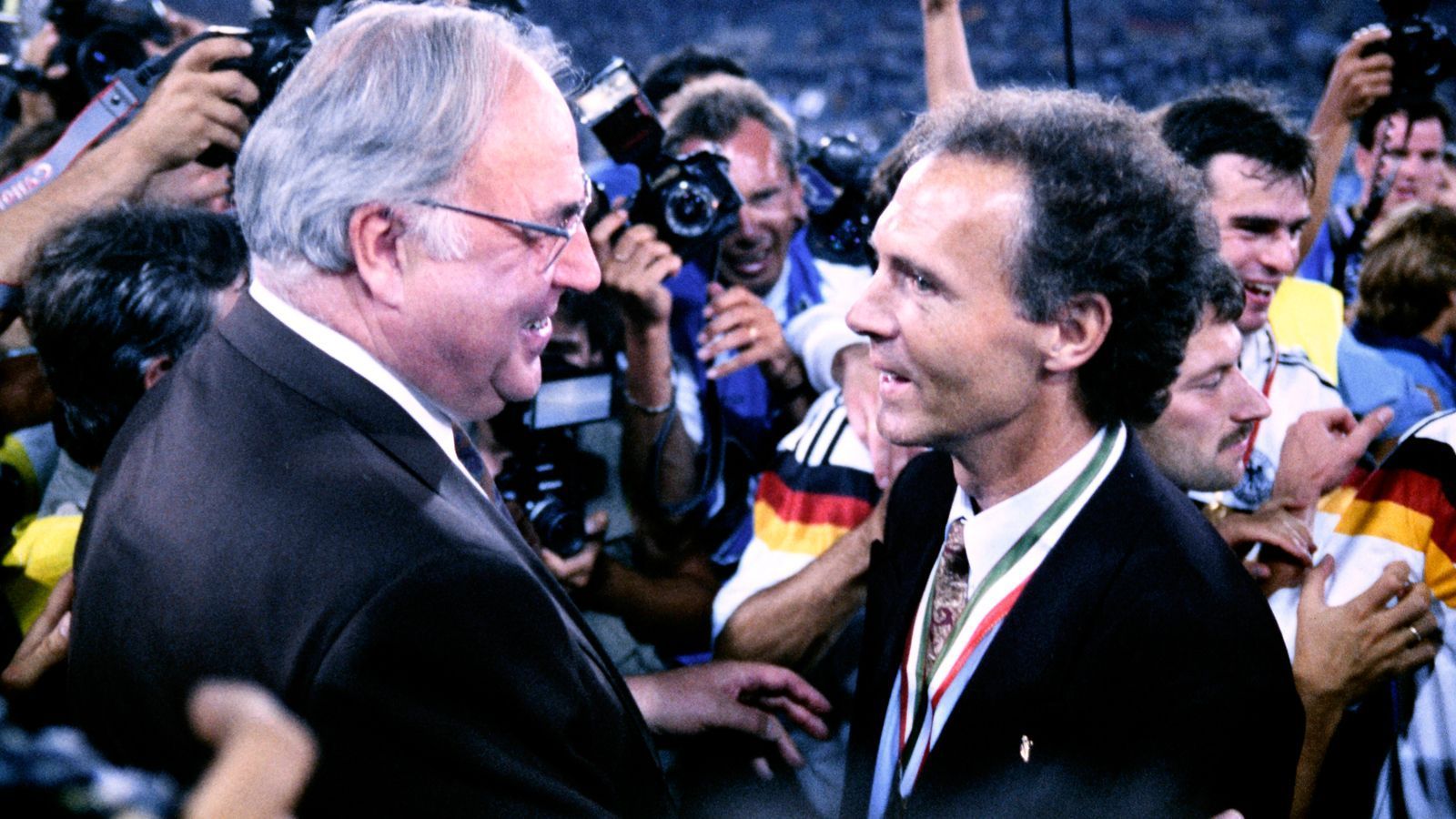 
                <strong>WM-Finale 1990: Argentinien - Deutschland</strong><br>
                Unvergessen auch Franz Beckenbauers einsamer Spaziergang auf dem Rasen. Nach 1974 als Spieler hatte es der Kaiser nun auch als Trainer geschafft, Weltmeister zu werden. Da gratulierte auch der damalige Bundeskanzler Helmut Kohl.
              