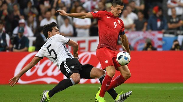 
                <strong>Robert Lewandowski</strong><br>
                Robert Lewandowski: Der Superstar sorgte immer wieder für Unruhe im deutschen Abwehrverbund. Jagte seinem künftigen Vereins-Kollegen Hummels den Ball ab. Kam aber selbst kaum einmal gefährlich vor das Tor. ran-Note: 4
              