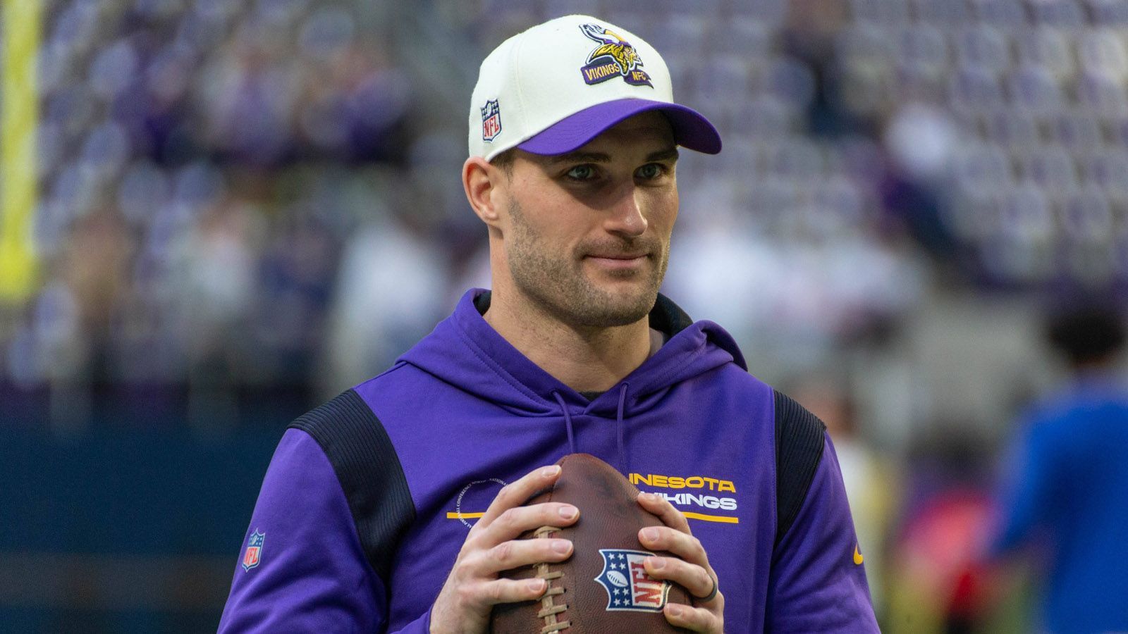 
                <strong>Unmoralischer Deal II</strong><br>
                Ein ähnliches Szenario wäre auch für die anderen beiden Rivalen denkbar. Die Minnesota Vikings haben Kirk Cousins, doch der ist 34 Jahre alt und hat nur noch ein Jahr Vertrag. Ein idealer Zeitpunkt, den Nachfolger zu installieren. Ob nun als Backup oder direkt als Nummer eins, wird sich dann zeigen.
              