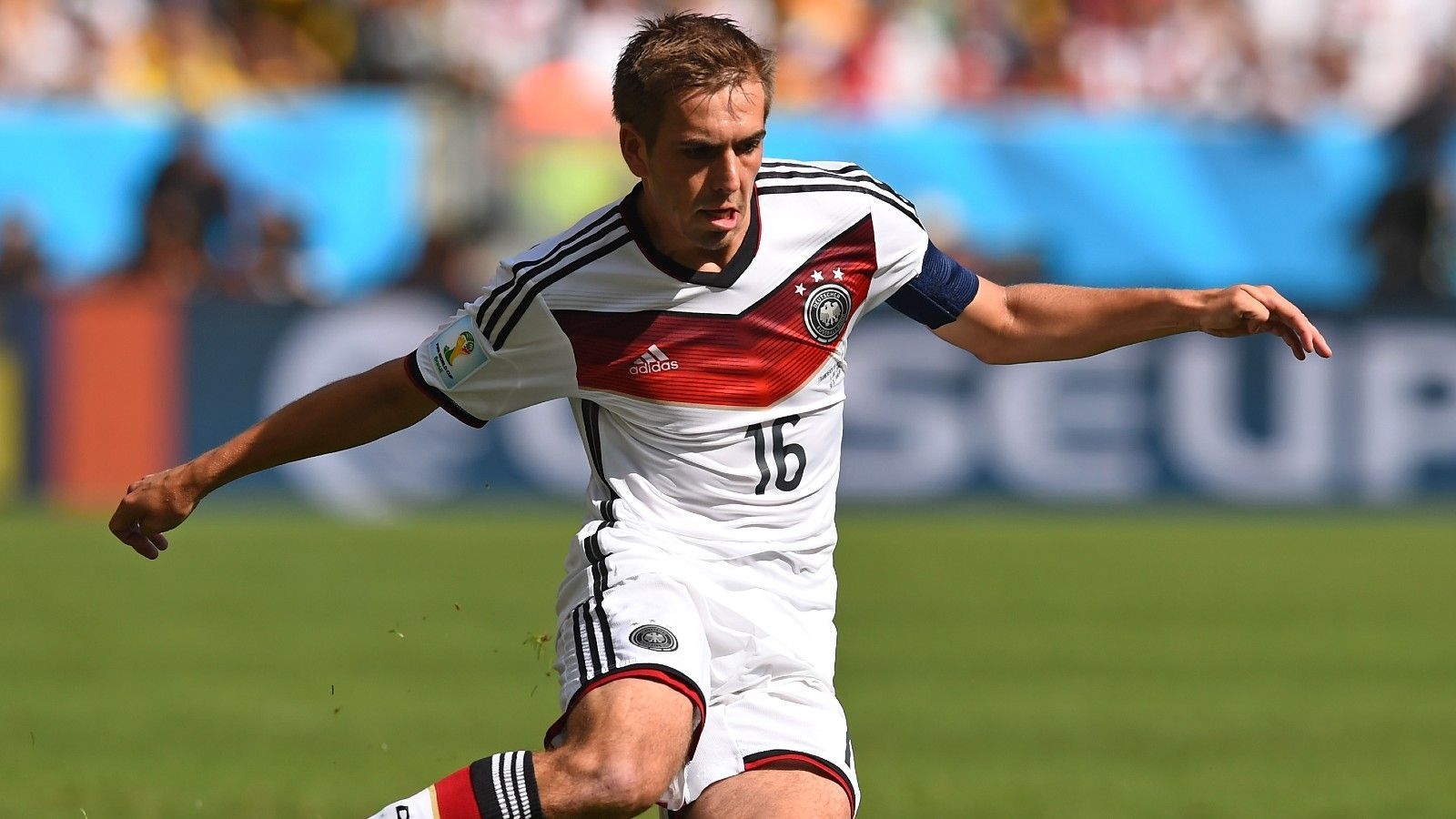 
                <strong>Abwehr: Philipp Lahm (Karriereende)</strong><br>
                 - 87 Einsätze unter Löw, 113 Länderspiele gesamt - Debüt im Februar 2004 - DFB-Karriere nach WM-Titel 2014 beendet - Abschied beim Freundschaftsspiel gegen Argentinien im September 2014
              