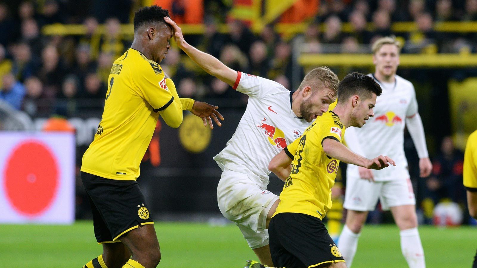 
                <strong>Dan-Axel Zagadou (Borussia Dortmund)</strong><br>
                Der Franzose verrichtet seinen Job unaufgeregt, konzentriert sich auf die Defensivarbeit. Erstaunlich ist vor allem, mit welcher Ruhe der Youngster zu Werke geht. ran-Note: 3
              