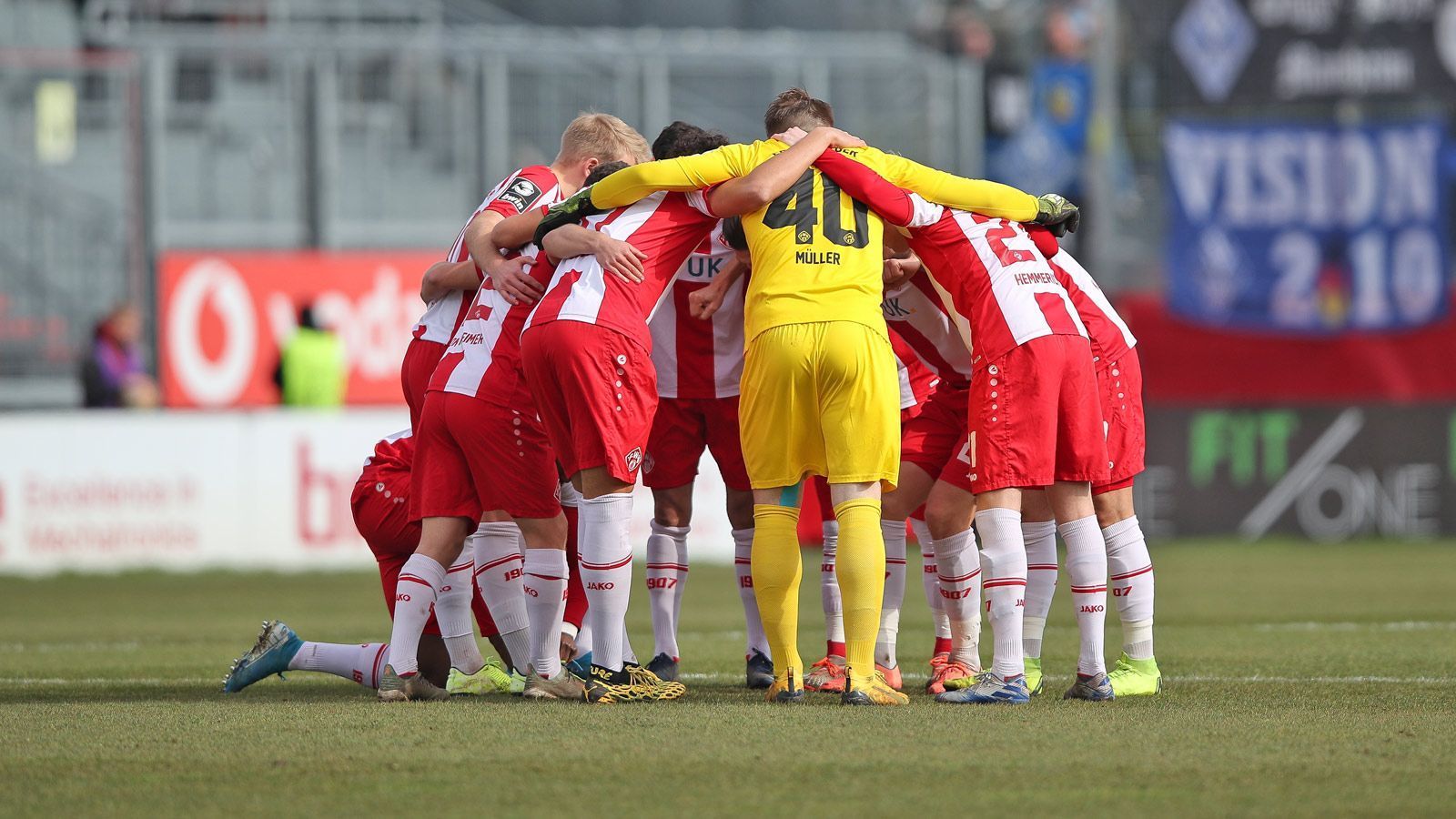 
                <strong>Platz 6: Würzburger Kickers (44 Punkte)</strong><br>
                Vor der Corona-Zäsur gab es für die Würzburger eine Punkteteilung gegen den Tabellendritten aus Mannheim (0:0). Dank einer guten Rückrunde (18 Punkte aus neun Spielen) sind die Kickers wieder in Schlagdistanz. Vor allem Fabio Kaufmann dreht 2020 auf, kommt in den vergangenen elf Spielen auf vier Tore und acht Assists. Der Sieg gegen Meppen verbesserte auch das Torverhältnis, das momentan eines der Schwächsten in der Spitzengruppe ist. 
              