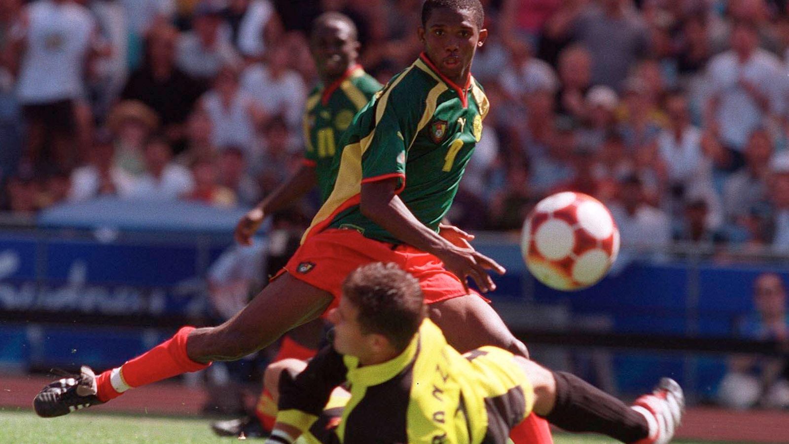 
                <strong>Im Jahr 2000: Kamerun schlägt Spanien</strong><br>
                Ein toller Erfolg für den afrikanischen Fußball war die Goldmedaille für Kamerun bei den Spielen 2000 in Sydney. Die Mannschaft um Stürmerstar Samuel Eto'o besiegte Spanien im Finale im Elfmeterschießen mit 5:3.
              